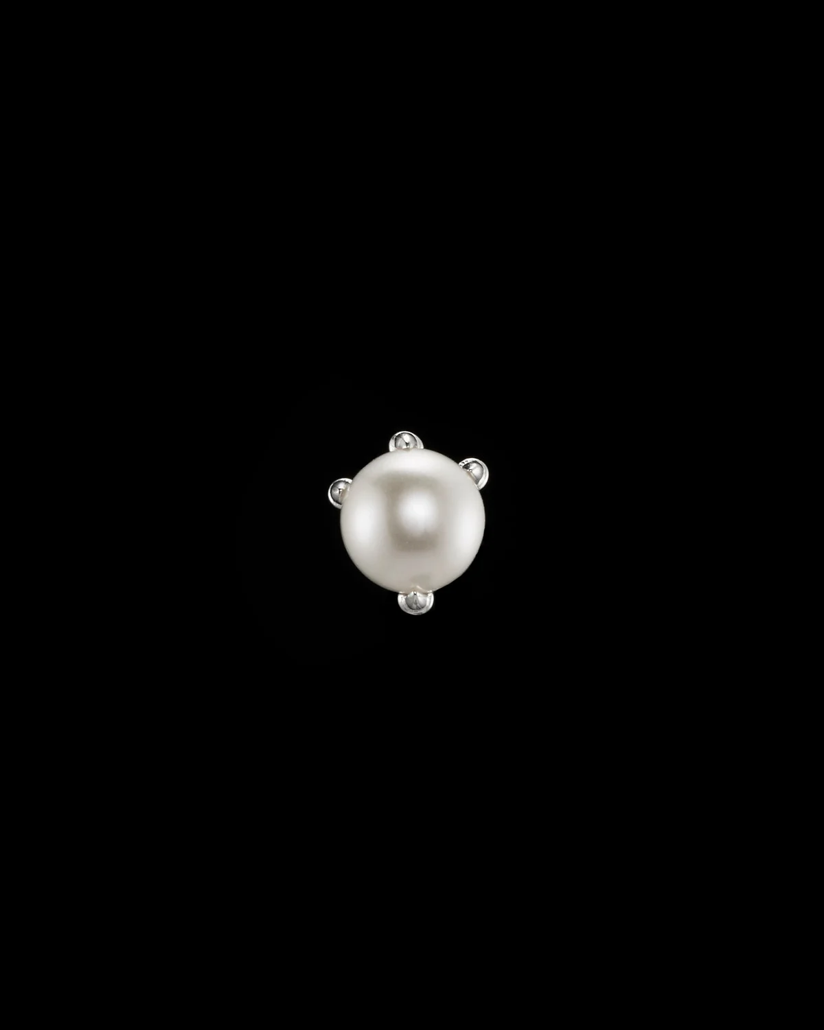 Tiny Claw Pearl Ear Stud
