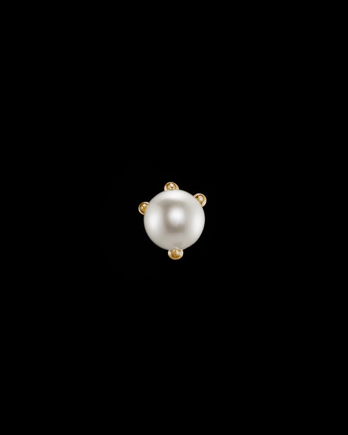 Tiny Claw Pearl Ear Stud